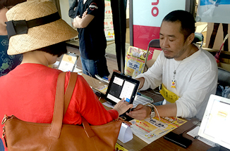 イベント当日受付でペーパーレスチケットを購入する様子 1